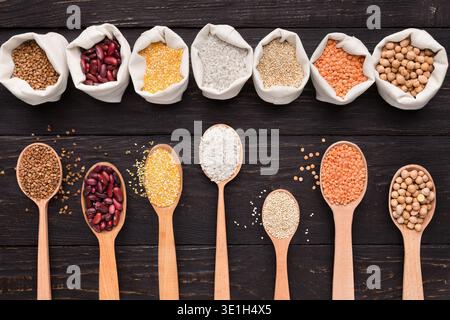 Verschiedene glutenfreie Körner in Stoffbeuteln und Löffeln Stockfoto