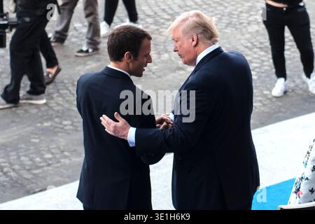 Der französische Präsident Emmanuel Macron begrüßt Präsident Donald J. Trump auf dem Rezensionsstand für die Militärparade zum Bastille-Tag am 14. Juli 2017 in Paris. Stockfoto