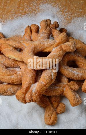Torcetti: Traditionelles italienisches Gebäck mit verdrehtem Gebäck Stockfoto