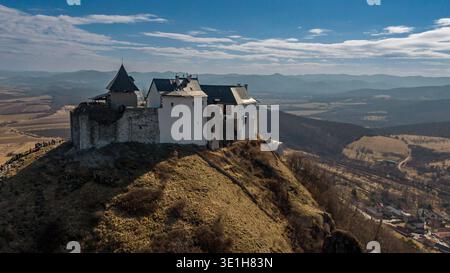 Historisches Schloss Füzér, das sich über einem felsigen Hügel im Zemplén-Gebirge in der Nähe der slowakischen Grenze erhebt, Ungarn – Luftperspektive, März 2022 Stockfoto