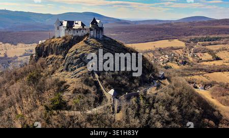 Panoramablick auf die Festung Füzér und die umliegende Landschaft in der ungarischen Region Zemplén – März 2022 Stockfoto