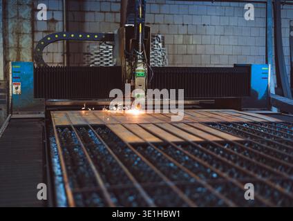 Großer Tisch zum Stapeln von Blechen unter Laser-CNC-Kopffräsen. Hochwertige Fotos Stockfoto