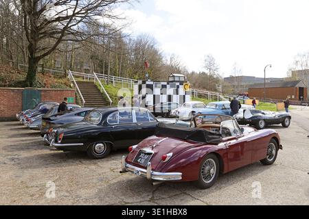 Jaguar XK150 3,4 DHC (1959) und Daimler Sovereign 4,2 (1969), Jaguar Breakfast Club, 14. März 2026, Brooklands Museum, Weybridge, Surrey, England, Großbritannien Stockfoto