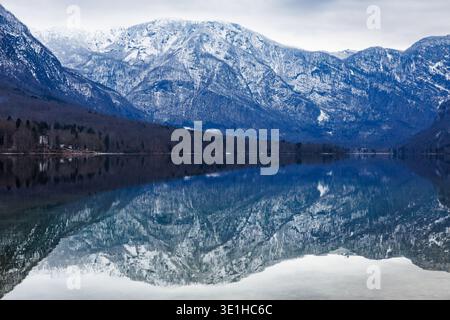 Malerische Wanderwege durch den Triglav-Nationalpark mit Bohinj-See, Bergwiesen und majestätischen Berglandschaften. Ideal für Outdoor-Abenteuer Stockfoto