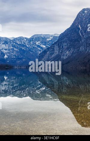 Malerische Wanderwege durch den Triglav-Nationalpark mit Bohinj-See, Bergwiesen und majestätischen Berglandschaften. Ideal für Outdoor-Abenteuer Stockfoto