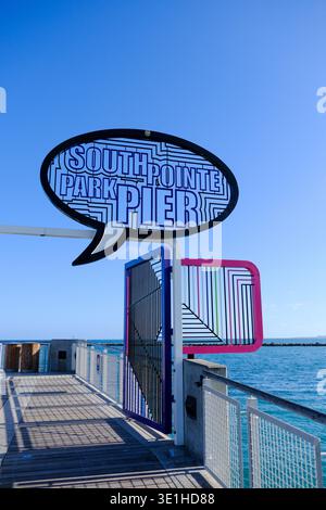 Miami Beach, FL, USA - 10. März 2026 - South Point Park Pier im Süden von Miami Beach mit dem Pier-Schild. Stockfoto