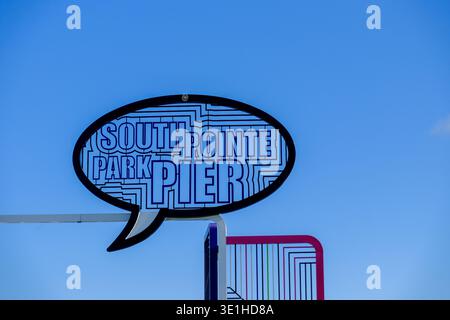 Miami Beach, FL, USA - 10. März 2026 - South Point Park Pier im Süden von Miami Beach mit dem Pier-Schild. Stockfoto