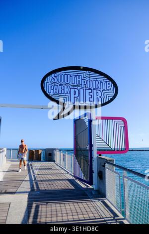 Miami Beach, FL, USA - 10. März 2026 - South Point Park Pier im Süden von Miami Beach mit dem Pier-Schild. Stockfoto