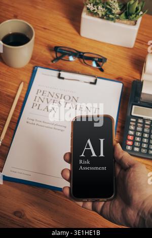 Smartphone zeigt KI-Risikobeurteilung über dem Dokument für den Rentenanlageplan an. Das Konzept der künstlichen Intelligenz in der Rentenfinanzplanung, INVE Stockfoto