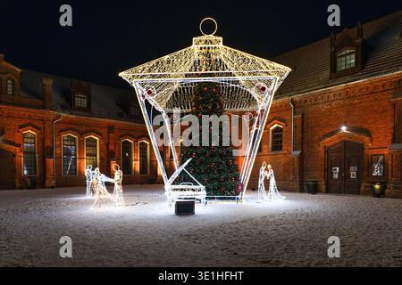 Beleuchteter Weihnachtsbaum und Lichter auf dem festlichen Stadtplatz. Kaunas, Litauen, 7. Januar 2023 Stockfoto
