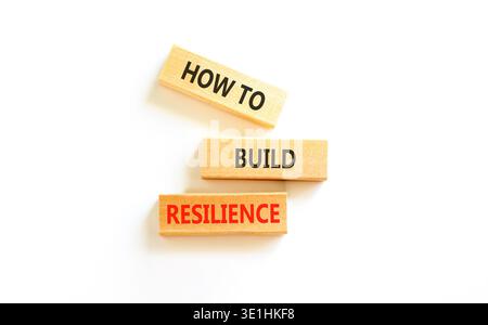 So erstellen Sie ein Resilienzsymbol. Konzeptworte wie man auf schönen Holzblöcken Widerstandskraft schafft. Schöner weißer Hintergrund. Business wie man baut Stockfoto