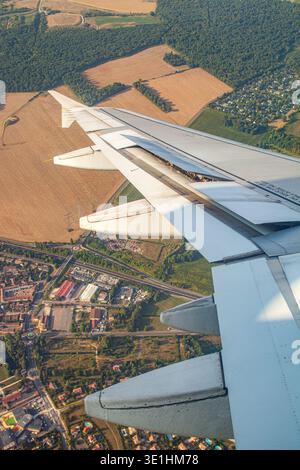 Aus der Vogelperspektive über dem Stadtrand von Paris, Frankreich, zeigt Ackerland, Wälder und Vorstadtgebiete, während Sie sich dem Flughafen Orly nähern. Stockfoto