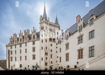 Blick auf die Grand Logis und den Goldenen Kronturm im Palast der Herzöge der Bretagne in Nantes, Frankreich. Ein historisches Wahrzeichen mit komplizierter Architektur. Stockfoto