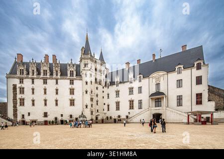 Der Innenhof des Schlosses der Herzöge der Bretagne in Nantes, Frankreich, mit Le Grand Logis, dem Couronne d'Or-Turm und Grand Gouverne Stockfoto