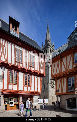 Blick auf den Platz Heinrich IV. In Vannes, Bretagne, Frankreich, mit malerischen Fachwerkhäusern und dem Turm der Kathedrale Saint Pierre. Stockfoto