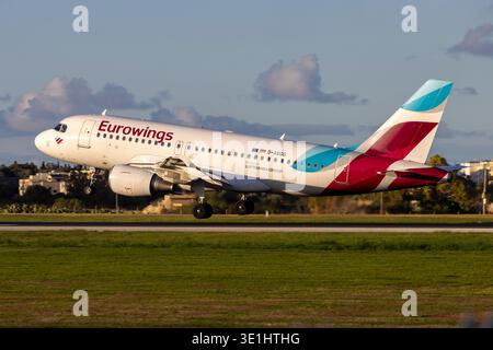 Eurowings Airbus A319-112 (REG: D-ABGQ) landet im niedrigen Abendlicht. Stockfoto