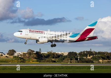Eurowings Airbus A319-112 (REG: D-ABGQ) landet im niedrigen Abendlicht. Stockfoto