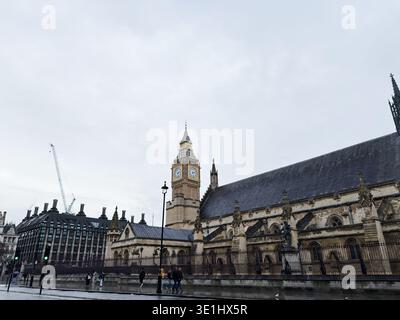 London, Großbritannien - 01. Februar 2026: Regnerische Straßenansicht von Big Ben und den Houses of Parliament in London, Großbritannien, mit Fußgängern und Reflexionen. Stockfoto