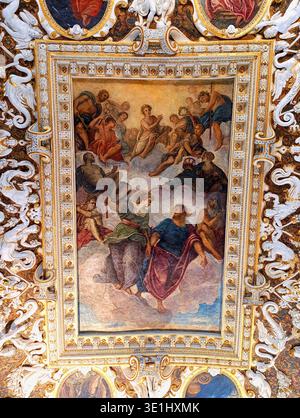 Blick auf das Fresko von Nicolo Bambini, „Jupiter überträgt die Adria nach Venedig“, das sich im Dogenpalast in Venedig befindet. 29. Dezember 2025, Venedig, Italien Stockfoto