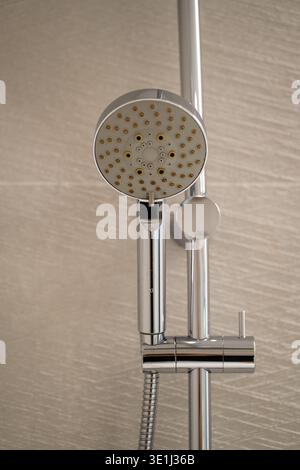 Moderner Chrom-Duschkopf mit Handschlauch und verstellbarer Wandhalterung bietet Komfort und Vielseitigkeit für die tägliche Hygiene und Körperpflege im Bad Stockfoto
