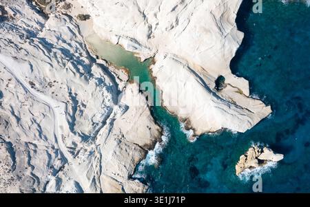 Weiße Kreidefelsen in Sarakiniko, Insel Milos, Kykladen, Griechenland Stockfoto