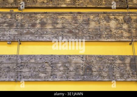 Alte Holzbalken mit dekorativen Ornamenten auf gelbem Hintergrund, Holzpaneele mit geschnitzten Mustern Kathedrale Moschee von Cordoba, Mezquita-Cath Stockfoto