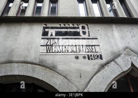 Historischer Sgraffito auf einer Hausfassade mit dem Motiv eines weißen Schlüssels und dem Datum 1482 in der historischen Altstadt von Konstanz, Bezirk Konstanz, Ba Stockfoto