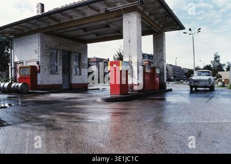 Historisches Foto einer Tankstelle mit Trabbi in der DDR, 1990, Deutschland Stockfoto