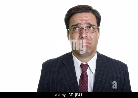 Der traurige junge Persische Geschäftsmann zu denken, während Sie mit Brille vor weißem Hintergrund Stockfoto