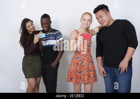 Gerne vielfältige Gruppe von multi-ethnische Freunde mit einem Handy zusammen Stockfoto