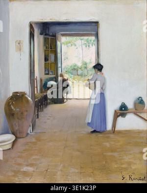Das Gemälde „Sitges Interior“ von Santiago Rusiñol aus dem späten 19. Oder frühen 20. Jahrhundert zeigt eine friedliche häusliche Szene. Eine Frau mit blauem Rock und weißer Schürze steht in einem sonnendurchfluteten Eingang und hält einen Topf, während eine ältere Frau geduldig im Hintergrund sitzt. Das Innere des Hauses ist mit traditionellem Steingut ausgestattet, was auf eine zeitlose, ländliche Umgebung hindeutet. Stockfoto