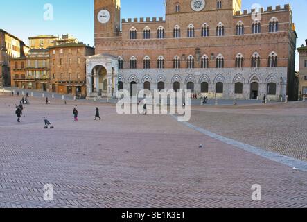 SIENA, ITALIEN - 11. JANUAR: Piazza del Campo - wichtigster öffentlicher Raum des historischen Zentrums von Siena, Italien am 11. Januar 2009. Es war ein Marktplatz Stockfoto