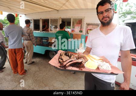 Der amerikanische Barbecue-Pitmaster und Franklin Barbecue-Besitzer Aaron Franklin hält BBQ am ursprünglichen Wohnwagen seines Restaurants an der Interstate 35. Stockfoto