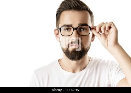 Junger und hübscher bärtiger Mann mit Brille auf weißem Hintergrund Stockfoto