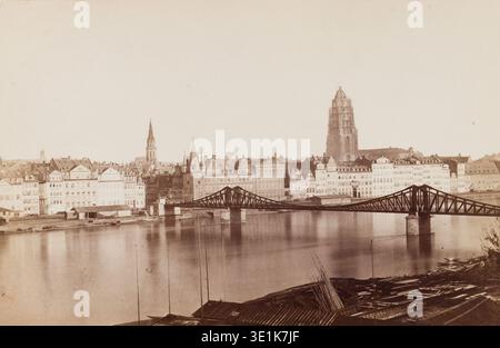 Carl Friedrich Mylius (1827–1916) war ein deutscher Fotograf, der im 19. Jahrhundert tätig war. Der Archivfotograf dokumentiert Frankfurt am Main mit der Eisernen Fußbrücke und dem Dom, hergestellt zwischen 1862 und 1866, Albumendruck auf Karton, 12,6 x 23,3 cm, Städel Museum, Frankfurt am Main. Stockfoto