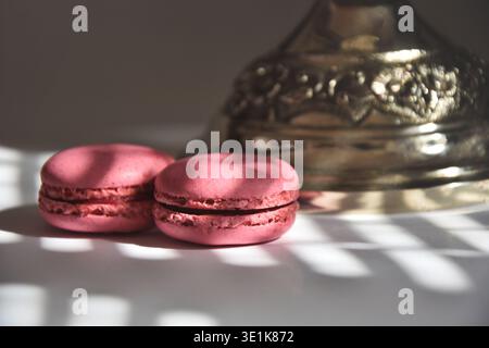 Zwei französische Macarons auf dem Tisch Stockfoto