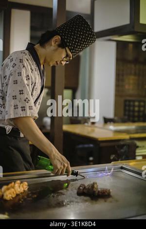 Berlin, Deutschland 05. 09. 2019. Der Teppanyaki-Koch kocht im Teppan in einem japanischen Steakhaus. Der japanische Koch zeigt eine Show mit Feuer und Flammen Stockfoto