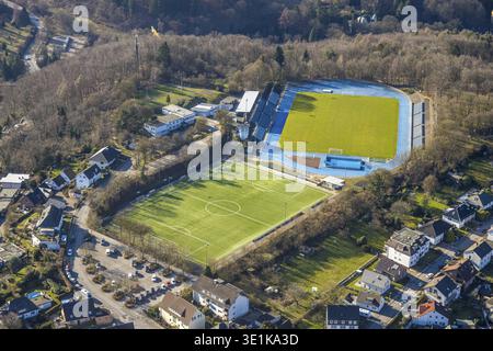 Luftaufnahme, Bremenstadion, Fußballstadion mit blauer Schottenbahn, TuS Ennepetal 1911 e.V, Milspe, Ennepetal, Ruhrgebiet, Nordrhein-Westfalen, Germa Stockfoto