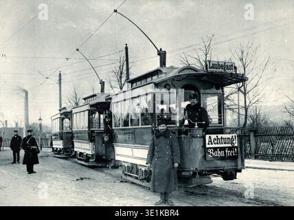 O.L. Kummer nahm dieses Archivbild der Elektrischen Strassenbahn Blasewitz-Laubegast (1893/94) auf, das den Endbahnhof in Blasewitz zeigt. Dieses historische Bild gibt Einblicke in die frühe Entwicklung elektrischer Straßenbahnen in der Region. Stockfoto