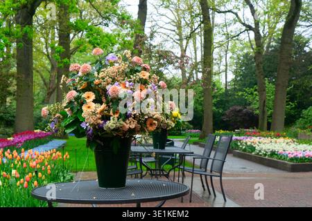 Ein wunderschönes und lebendiges Frühlingsblumen-Arrangement mit schönen Tulpen, Narzissen, Hyazinthen und Muscari-Blüten Stockfoto