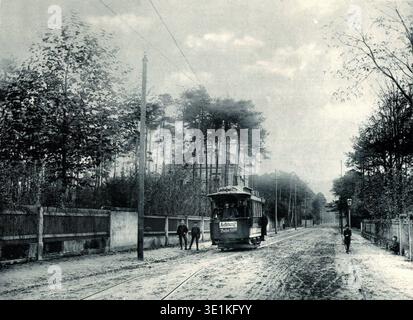 Dieses Archivbild erfasst die elektrische Straßenbahn in der Hartmann-Straße in Blasewitz, Dresden, um 1893/94. Die Straßenbahn war Teil des frühen elektrischen Straßenbahnsystems, das das Verkehrsnetz in der Region während des späten 19. Jahrhunderts prägte. Stockfoto