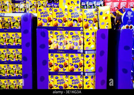 London UK, 16. März 2026, Auswahl an beliebten Milchschokolade Ostereiern Stockfoto