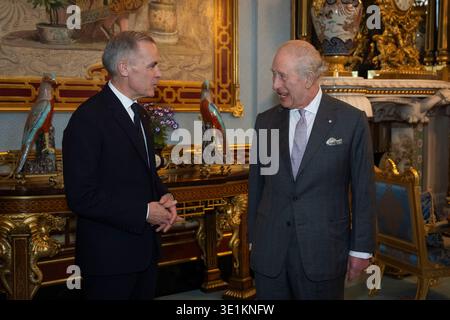 König Karl III. Während einer Audienz mit dem Premierminister von Kanada Mark Carney im Buckingham Palace in London. Bilddatum: Montag, 16. März 2026. Stockfoto