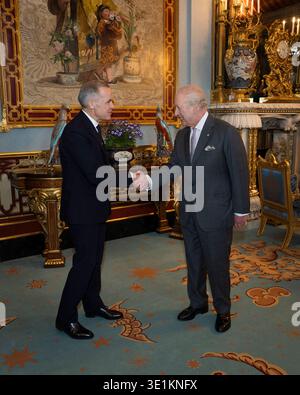 König Karl III. Während einer Audienz mit dem Premierminister von Kanada Mark Carney im Buckingham Palace in London. Bilddatum: Montag, 16. März 2026. Stockfoto
