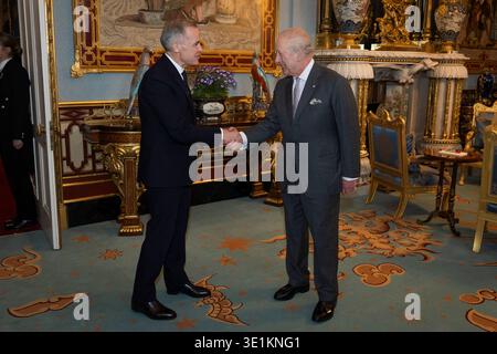 König Karl III. Während einer Audienz mit dem Premierminister von Kanada Mark Carney im Buckingham Palace in London. Bilddatum: Montag, 16. März 2026. Stockfoto