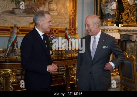 König Karl III. Während einer Audienz mit dem Premierminister von Kanada Mark Carney im Buckingham Palace in London. Bilddatum: Montag, 16. März 2026. Stockfoto