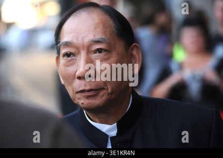 Blick auf den Hongkonger Heiratschoreografen und Filmregisseur Yuen Woo Ping, der mit lokalen Medien vor der Uraufführung seines Films „True Stockfoto