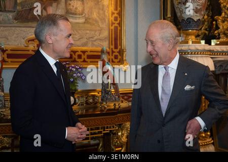 König Karl III. Während einer Audienz mit dem Premierminister von Kanada Mark Carney im Buckingham Palace in London. Bilddatum: Montag, 16. März 2026. Stockfoto