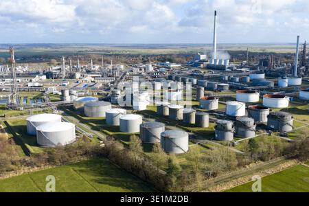 16. März 2026, Schleswig-Holstein, Heide: Blick auf die Raffinerie Heide. Die Raffinerie produziert Flüssiggase, Brennstoffe und Heizöl sowie chemische Produkte aus Rohöl. (Luftaufnahme mit einer Drohne) Foto: Bodo Marks/dpa Stockfoto