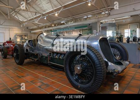 Der historische Napier-Railton-Rennwagen aus dem Jahr 1933 wurde vom Rekordfahrer John Cobb im Brooklands Museum in Surrey, England, in Auftrag gegeben. Stockfoto